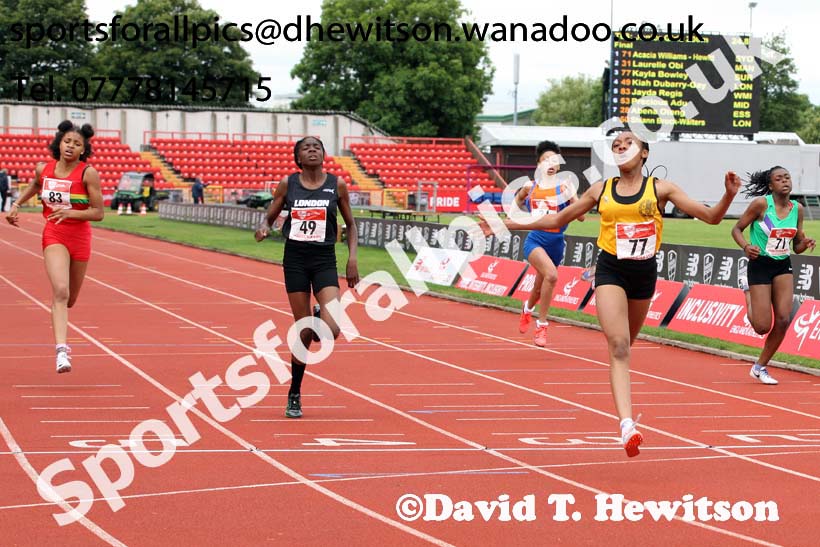 Junior girls 200 metres, English Schools Track and Field. Photo: David T. Hewitson/Sports for All Pics